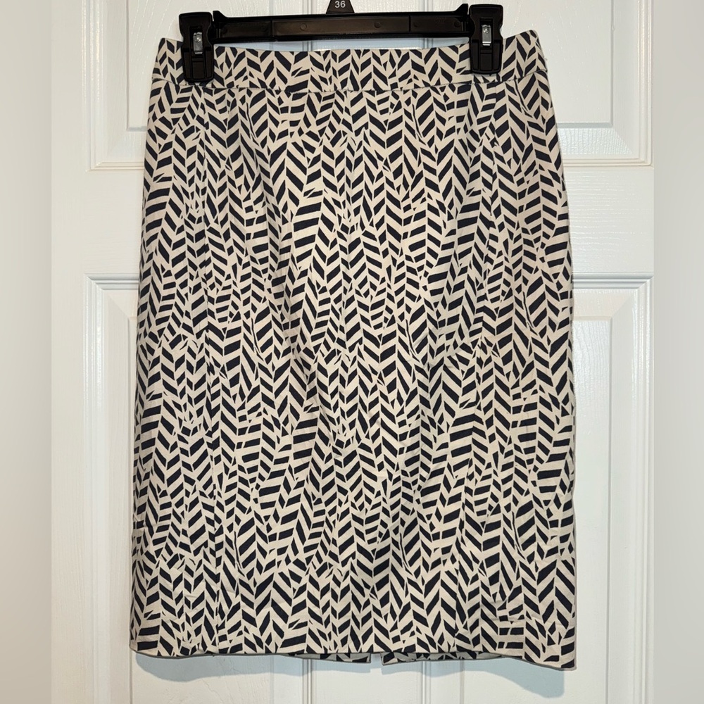 LOFT Black and Cream Leaf Pattern Pencil Skirt. Size 2